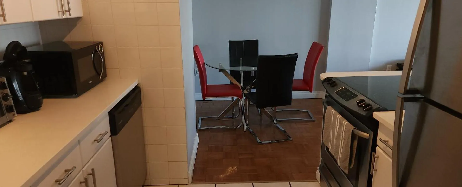 Stylish 2-Bed, 1-Bath In Downtown Calgary Apartment 0*,