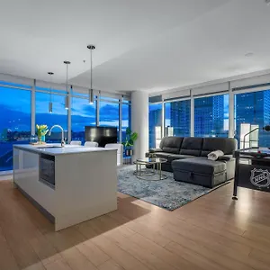 Luxury On The 9th Floor Near Stampede, Complimentary Wine, 2 Car Ug Parking Calgary